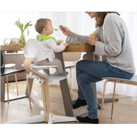 Stokke Nomi - krzesełko dla dzieci z Baby Setem przy stole