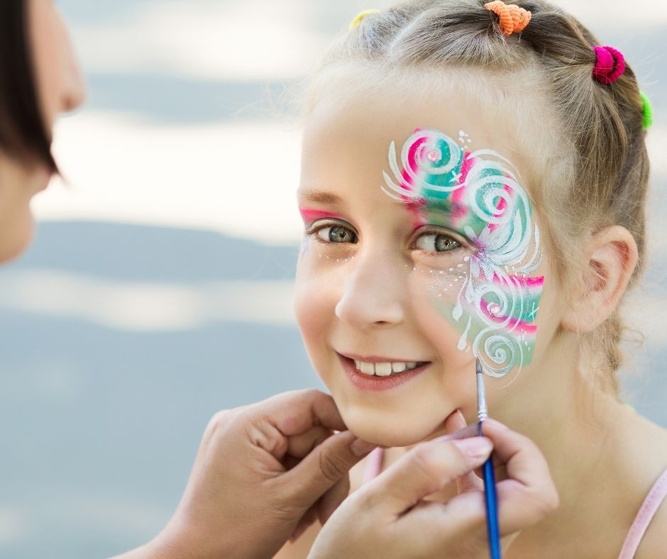 Malowanie twarzy dla dzieci podczas targów Mama i Ja w Łodzi