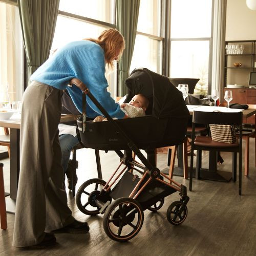 Rodzic korzystający z wózka dziecięcego Cybex