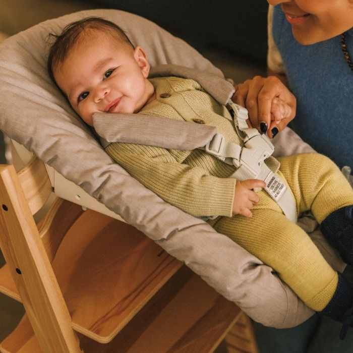 Dziecko siedzące w krzesełku Stokke Tripp Trapp