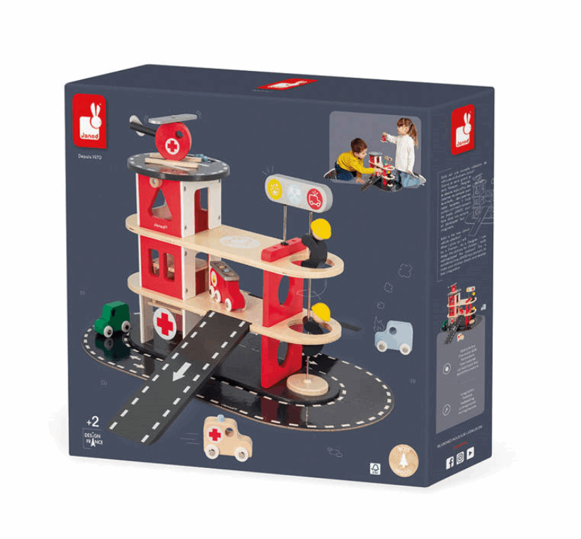 Janod&#x20;Drewniana&#x20;remiza&#x20;stra&#x017C;acka&#x20;z&#x20;5&#x20;akcesoriami&#x20;Bolid&#x20;2&#x2B;&#x20;-&#x20;04639&#x20;w&#x20;mamaija