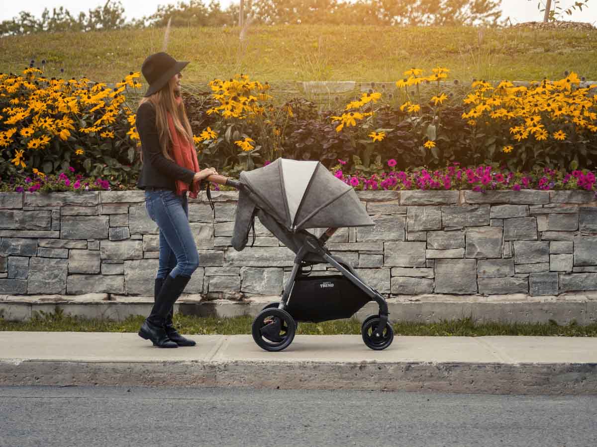 Mama na spacerze z dzieckiem w wózku Valco Trend Sport