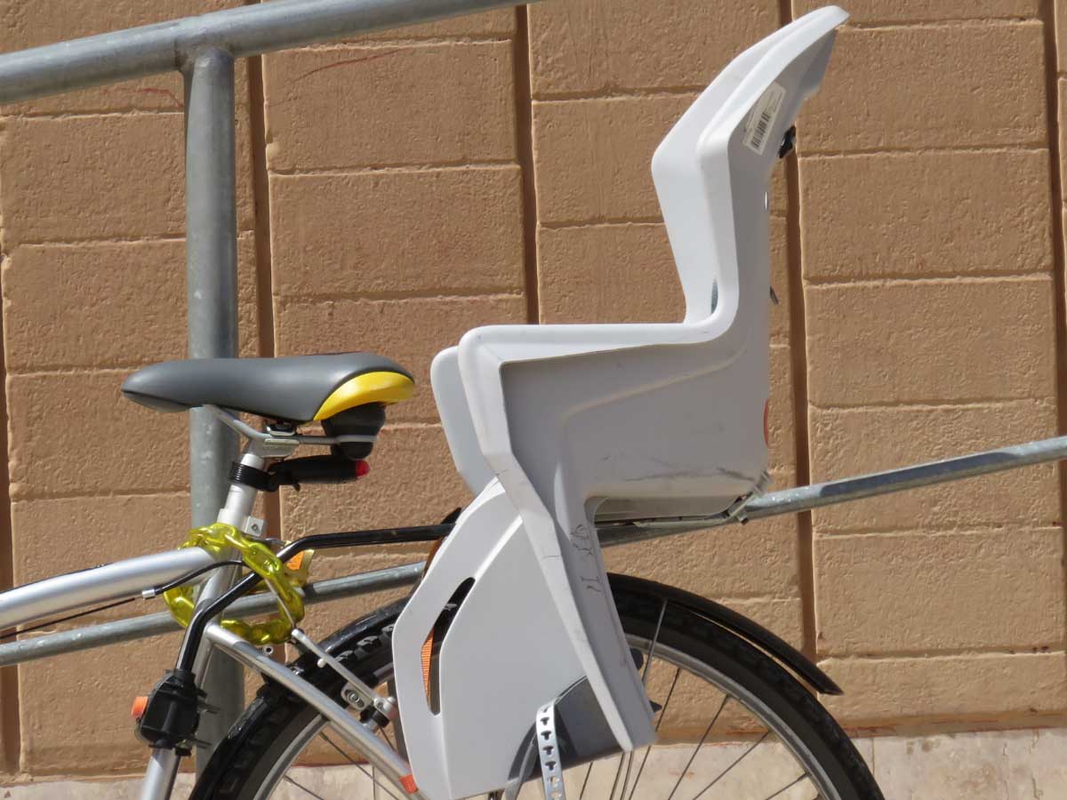 fotelik rowerowy zamontowany na rowerze