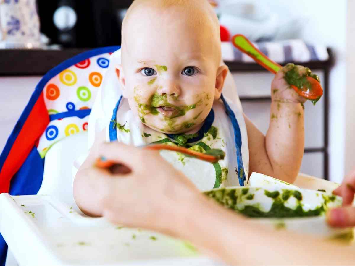 Dziecko w trakcie posiłku całe ubrudzone jedzeniem