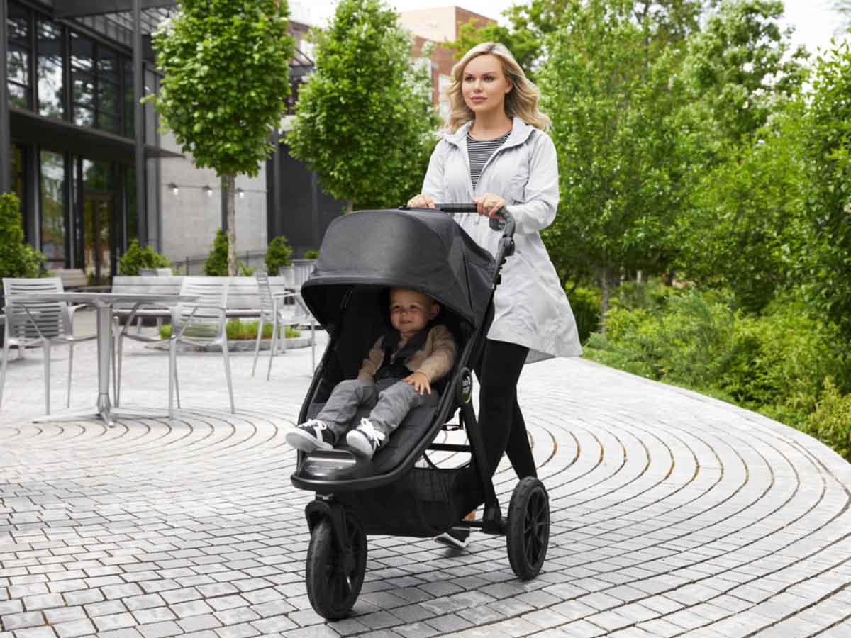 Mama na spacerze z dzieckiem w wózku Baby Jogger City Elit 2