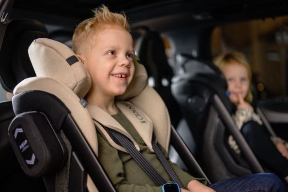 Axkid One+ 2 - fotelik samochodowy dla dzieci od 40 do 125 cm wzrostu