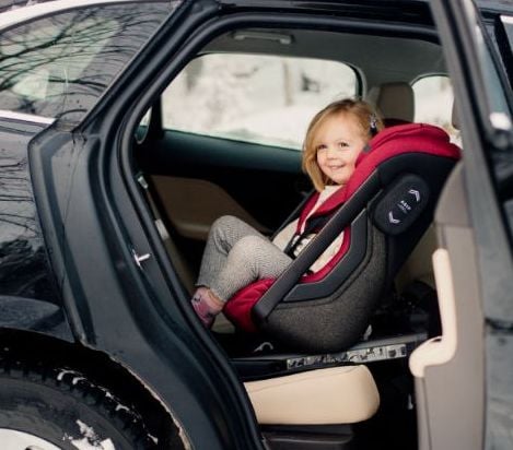 Axkid One 2 - fotelik samochodowy dla dzieci od 61 do 125 cm wzrostu w aucie