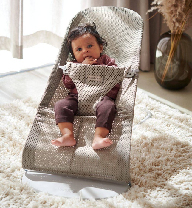 Profil leżaczka Babybjorn Bliss Mesh Szary Beż pokazujący przewiewną strukturę siatki