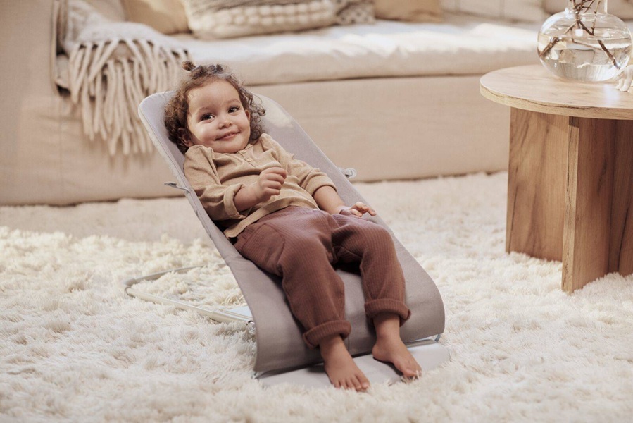 Ergonomiczne podparcie kręgosłupa i bioderek dziecka w leżaczku Babybjorn Bliss Woven