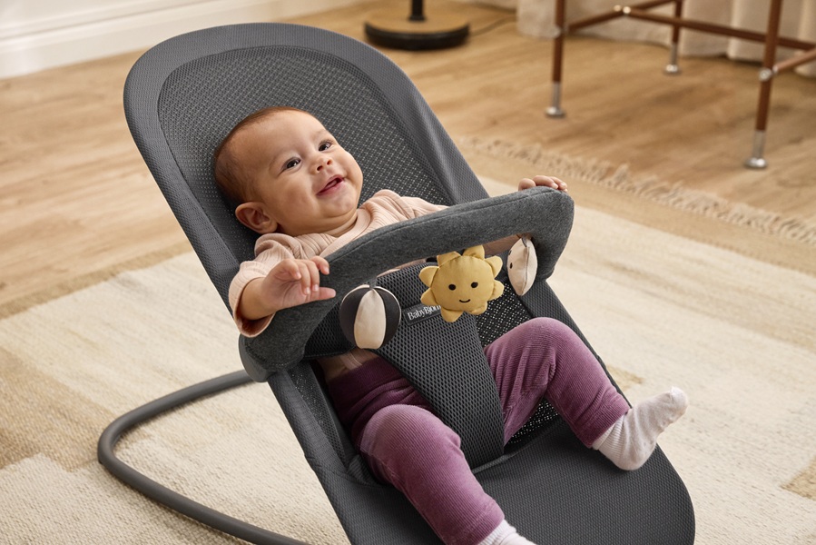 Zbliżenie na miękkie zabawki sensoryczne BabyBjorn Sunny Friends - słoneczko z lusterkiem i szeleszczącą chmurkę