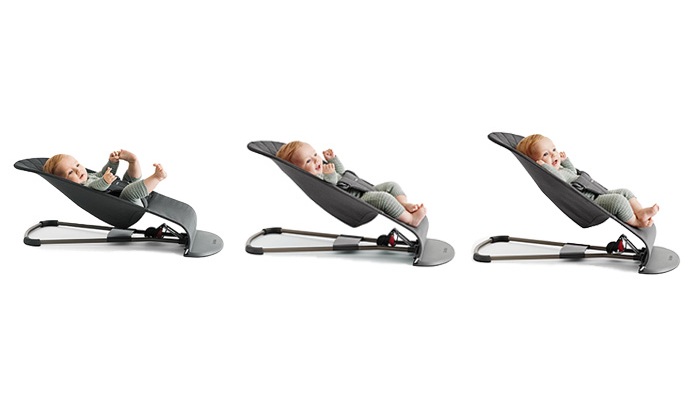 Dziecko korzystające z funkcji fotelika Babybjorn z odwróconym poszyciem