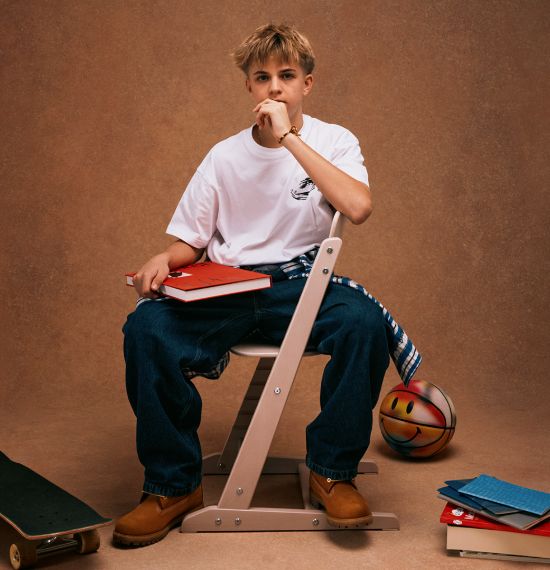 Nieskładane krzesło CYBEX Iris widoczne z boku