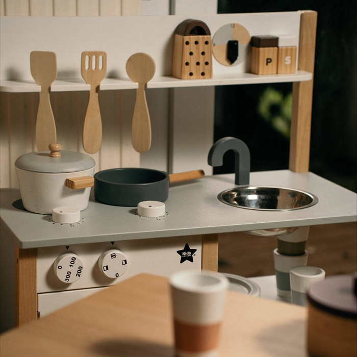 Zbliżenie na akcesoria kuchenne garnki zlew i zegar w kuchni Kid's Concept KID'S HUB