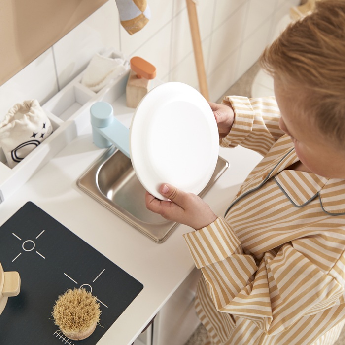 Dziecko bawiące się drewnianą kuchnią ze zmywarką Kid's Concept