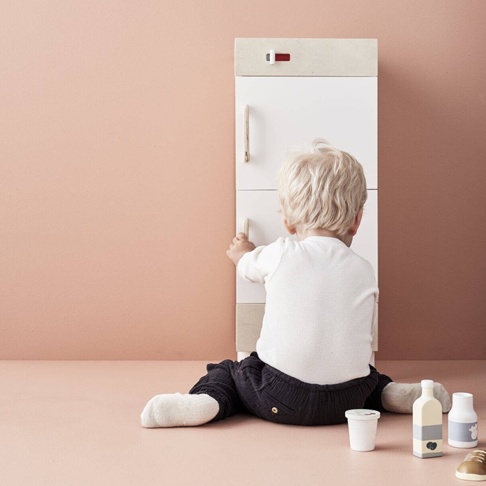 Drewniane wykończenie i detale lodówki dziecięcej Kid's Concept KID'S HUB