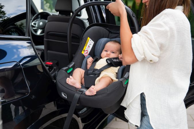 Lionelo Astrid i-Size Set - fotelik 40-87 cm wygodny w obsłudze