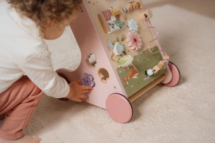 Centrum zabaw motorycznych i sorter kształtów w chodziku Little Dutch Fairy Garden