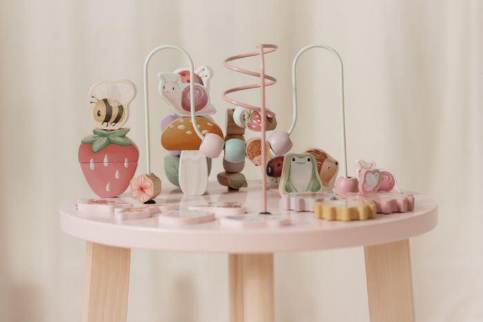 Zbliżenie na aktywności sensoryczne stolika edukacyjnego Little Dutch Fairy Garden