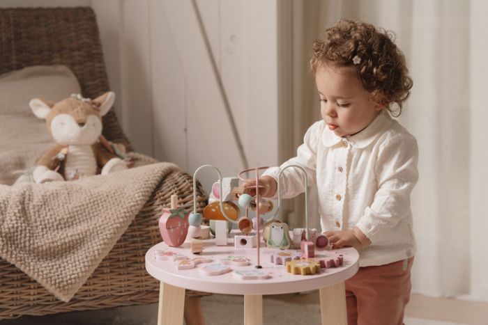 Dziecko bawiące się przy drewnianym stoliku edukacyjnym Little Dutch z kolekcji Fairy Garden