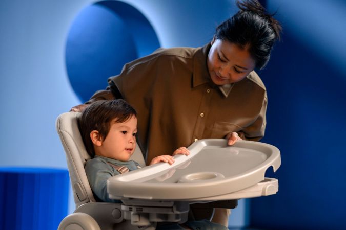 Maxi Cosi Minla Plus - krzesełko dla dzieci z obracaną jedną ręką tacką