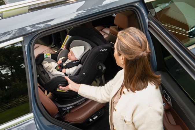 Nuna Base Curv - baza isofix do fotelików samochodowych obracany w stronę drzwi