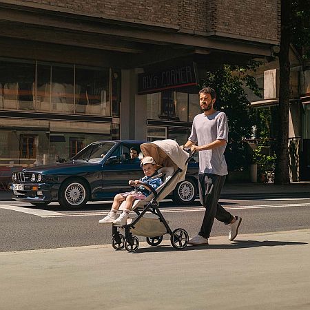 Nuna TRVL LX BMW - lekki i kompaktowy wózek spacerowy