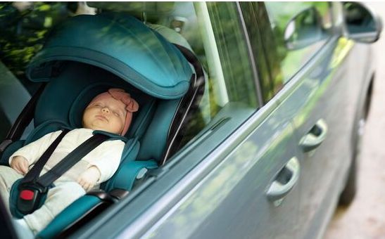 Britax Romer Baby-Safe 5Z - fotelik samochodowy dla dzieci od urodzenia do 85 cm wzrostu zamontowany w aucie
