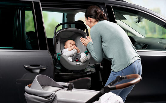 Britax Romer Baby-Safe iSense - fotelik samochodowy od urodzenia do 15 miesiąca życia, od 40 do 83 cm wzrostu-Grey Marble