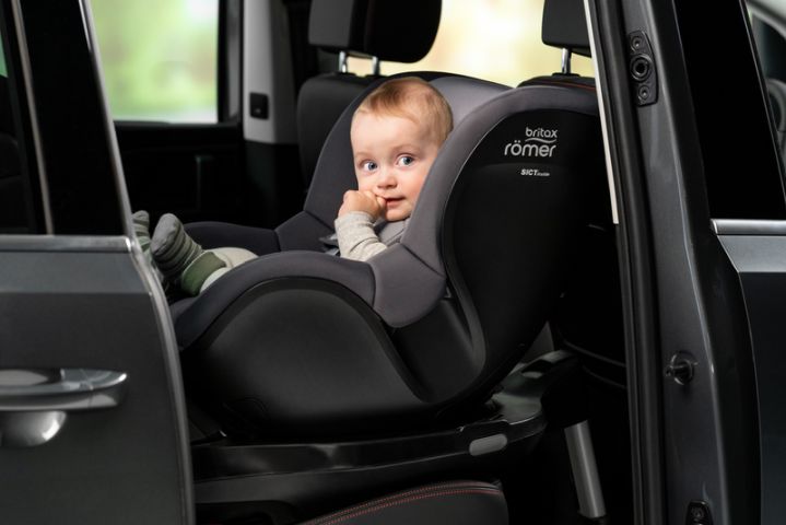 Britax Romer Dualfix 3 i-Size - fotelik samochodowy bez bazy dla dzieci od 61 do 105 cm wzrostu zamontowany w aucie