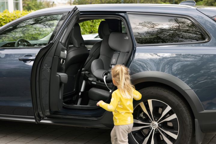 Britax Romer Dualfix M i-Size V22 - fotelik samochodowy dla dzieci od 61 do 105 cm wzrostu do 18 kg łatwe zapięcie dziecka