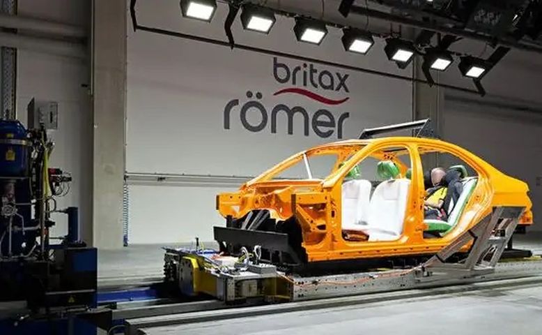 Britax Romer Dualfix M i-Size V22 - fotelik samochodowy dla dzieci od 61 do 105 cm wzrostu do 18 kg testy ADAC