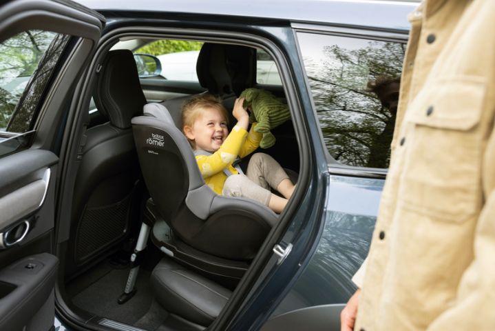Britax Romer Dualfix M i-Size V22 - fotelik samochodowy dla dzieci od 61 do 105 cm wzrostu do 18 kg wygodny i bezpieczny