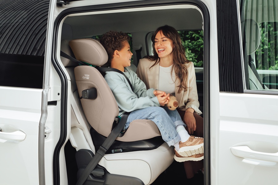 Montaż fotelika Britax Römer SAFEFIX przy użyciu złączy ISOFIX