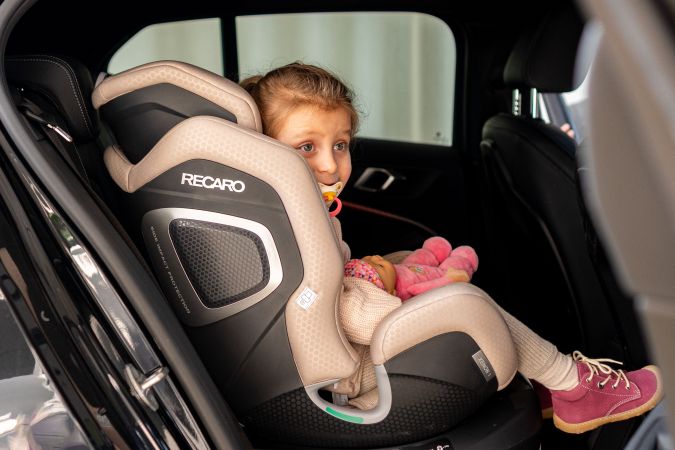 Recaro Xenon 1 - fotelik samochodowy od 40 do 125 cm z możliwością montażu przodem do kierunku jazdy