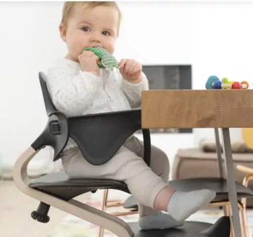Stokke Nomi z Baby Set - krzesełko z zestawem dziecięcym i siedzącym dzieckiem