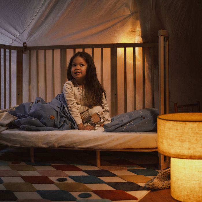 Stokke Nighti z obniżonym dnem i otwartym bokiem w konfiguracji łóżka dziecięcego