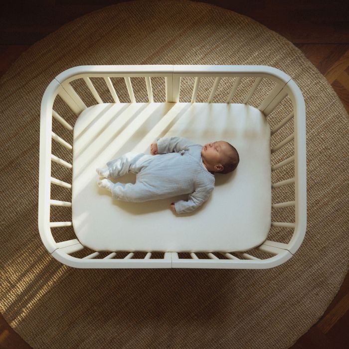 Stokke Nighti Mini łóżeczko dla noworodka z materacem i kółkami