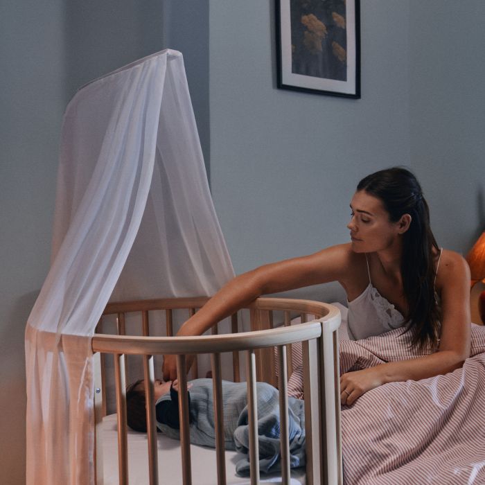 Kompaktowa konstrukcja łóżeczka Stokke Nighti Mini