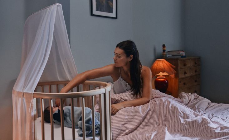 Kompaktowa konstrukcja łóżeczka Stokke Nighti Mini