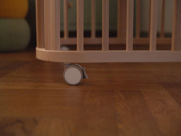 Obrotowe kółka z blokadą w łóżeczku Stokke Nighti Mini