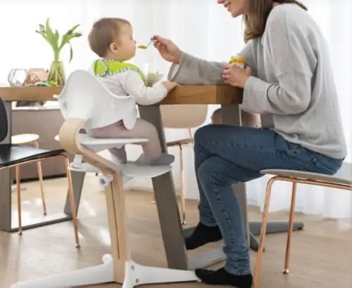 Stokke Nomi z Baby Set - krzesełko z zestawem dziecięcym przy stole