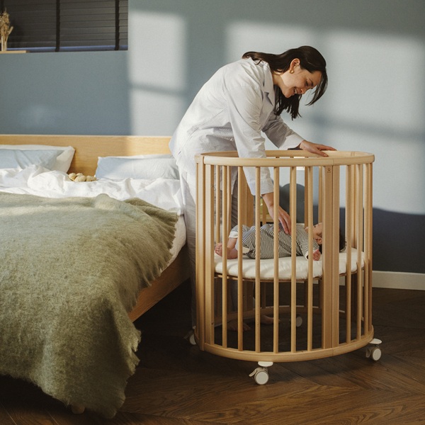 Łatwe przemieszczanie łóżeczka Stokke Sleepi Mini