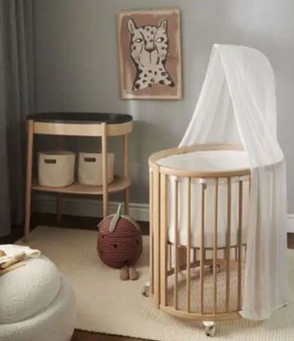 Stokke Sleepi Mini V3 - owalne łóżeczko dziecięce z możliwością zmiany rozmiaru