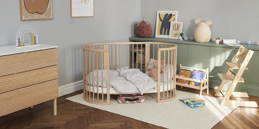 Stokke Sleepi V3 - owalne łóżeczko dziecięce z litego drewna bukowego