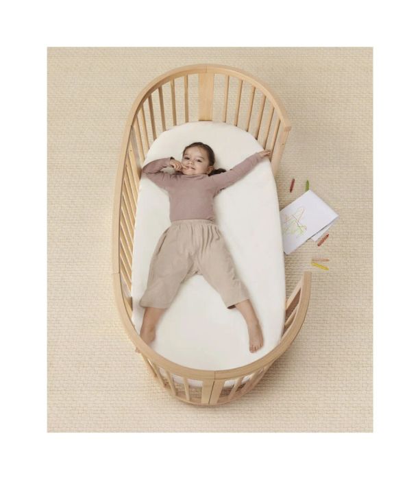 Stokke Sleepi V3 - owalne łóżeczko dziecięce z 4 obrotowymi kołami z blokadą