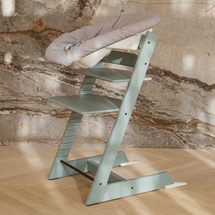 Maluszek w leżaczku Newborn Set przy wspólnym stole z rodzicami