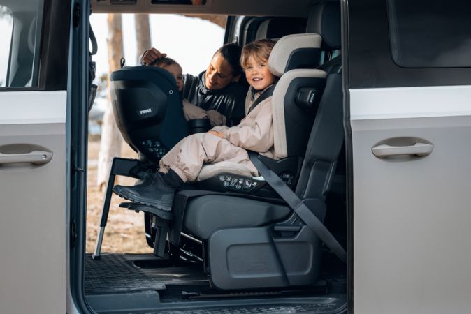 Thule Palm - fotelik 100-150 cm + podnóżek typu click-in