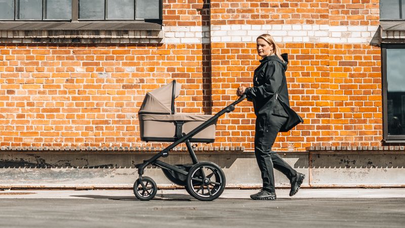 Thule Urban Glide 4-wheel - wózek z magnetyczną klamrą i komfortową gondolą dla noworodka