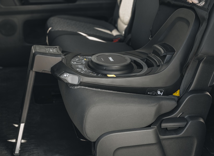 Baza ISOFIX Thule Alfi Connect do fotelików samochodowych z cyfrowym wyświetlaczem