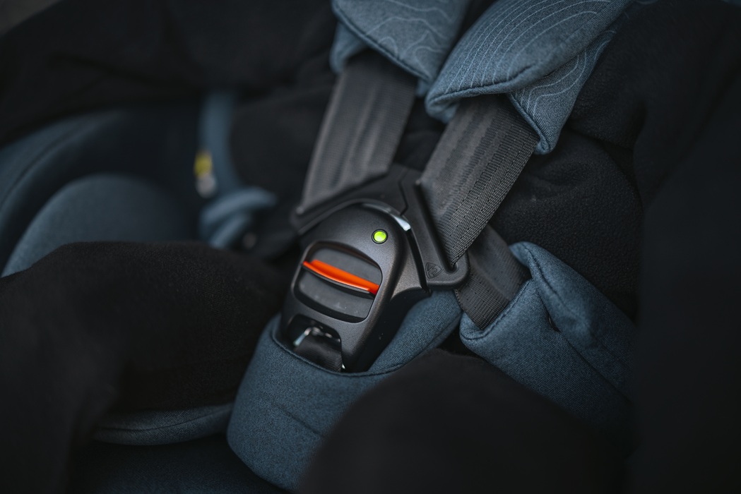 Aplikacja mobilna Thule Connect połączona z fotelikiem samochodowym Thule Elm Connect 360 i klamrą eBuckle